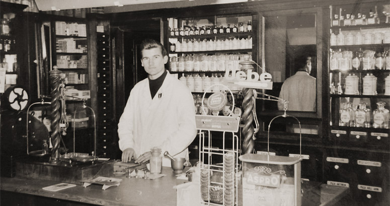 Mag. Ernst Becker im Verkaufsraum der Apotheke. Um ca. 1960.